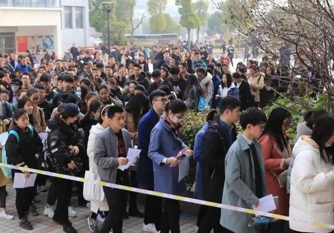为什么今天的年轻人宁愿千军万马过独木桥，也要去争一个编制？答案很扎心：不是公务员