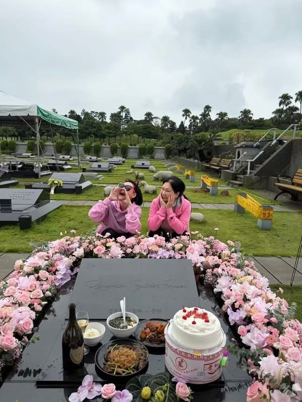 小S发文：「今天是我姐48岁的生日，当然要来帮她庆生，带了她最爱的香槟、蛋糕，坐在她旁边，又哭又笑的