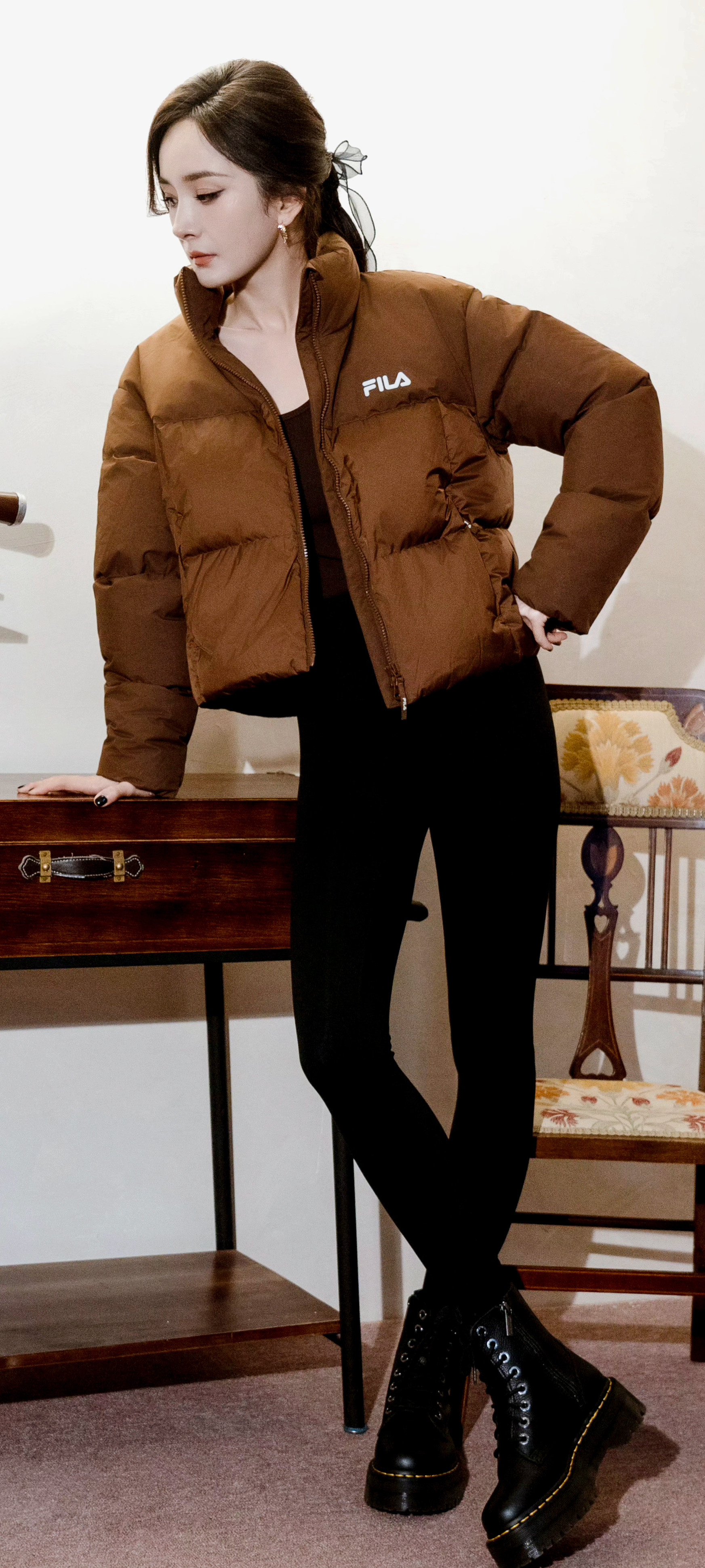 杨幂短款羽绒服，修身长裤，这身材怎么穿都时尚杨幂杨幂​​​