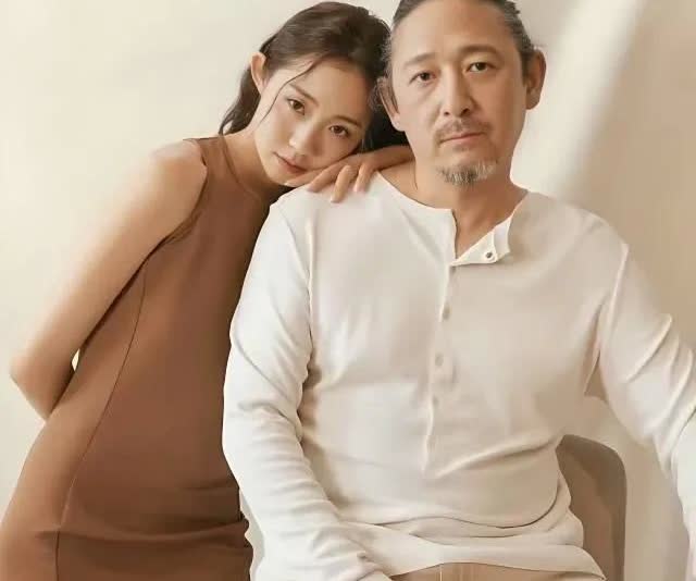 万千惠说:“三宝跟我讲过他以前的婚姻，很努力的挣钱写歌，但是他不开心。