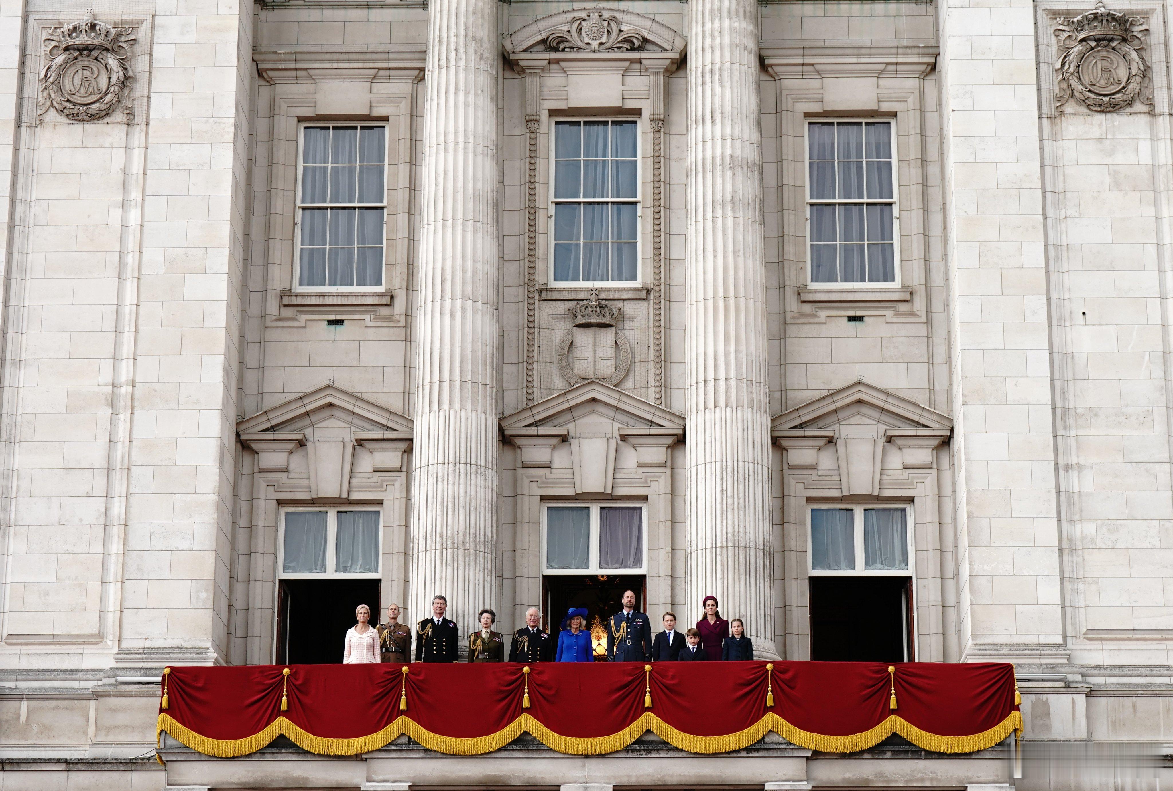 英国王室🇬🇧5月5日，英国王室庆祝欧洲胜利日80周年。阳台观礼是国王夫妇、
