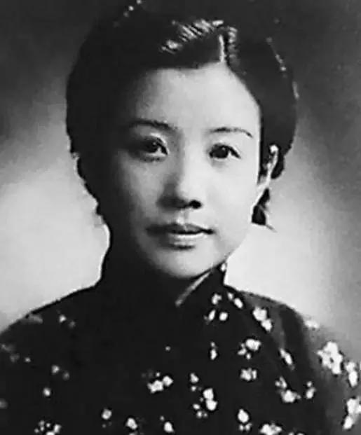 一天，杜月笙晚归，林桂生等到半夜。他一回来，两人就慌里慌张地进了卧室，落了锁。之