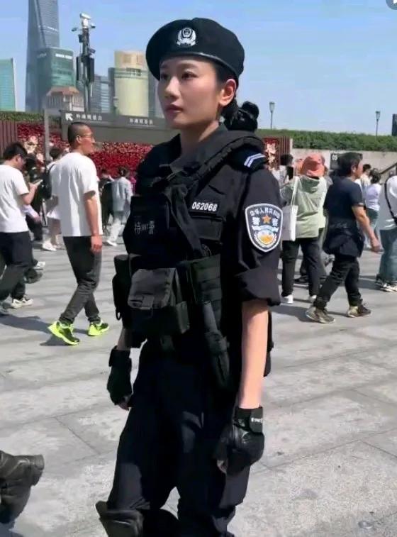 在上海外滩值勤的这位女警察，从她的着装发现居然是名女特警。我偷偷的在想，看上去