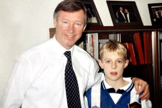 曼联新帅达伦-弗莱彻，作为老爵爷弗格森在曼联队培养的亲儿子，12岁加盟红魔青训的