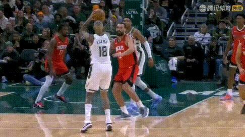 伊森：2大个在场，也用我顶字母？乌度卡你做个人吧！申京、亚当斯都在，没想到重任