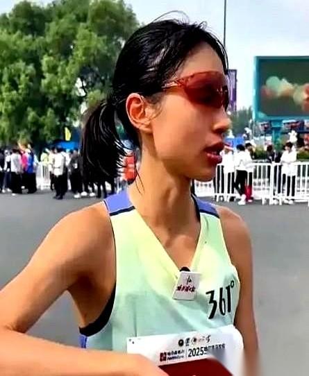 那个被称为“最快女护士”的张水华，把工作服脱了。她走进科室，最后一次闻到消毒水