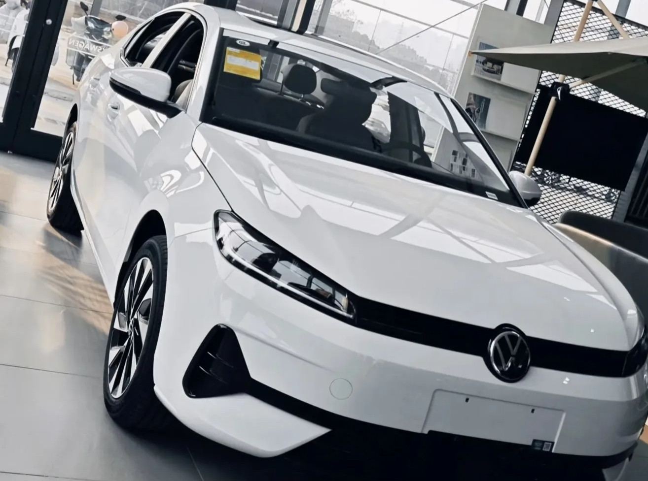 周末到店静态体验了一汽-大众全新速腾S，作为年度改款车型，它在设计、空间与智能上