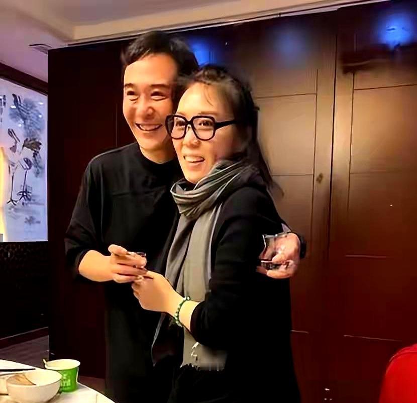 都说女大三抱金砖，可娱乐圈这对夫妻，女方比男方大15岁，吴琼在舞台上唱红