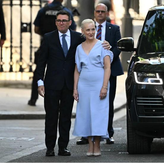 英国新任首相刚刚上台，网友们却把注意力全放在了他妻子的裙子上，甚至引发一片骂声！