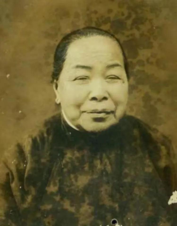 1929年，沈从文给自己的女学生张兆和写情书：“我爱你的灵魂，更爱你的肉体。”张