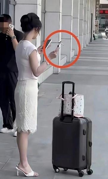 抽烟都有专用的夹子了？还是第一次见。​​​