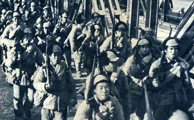 1947年6月14日20时，东北民主联军冒着大雨在炮火掩护下对四平发起了进攻，国