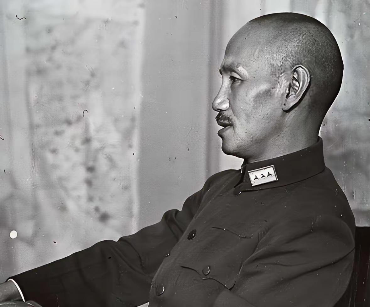 蒋介石不抽烟、不喝酒、不喝茶、不喝咖啡，个人花销几乎为零，却能绕过正规财政程序调