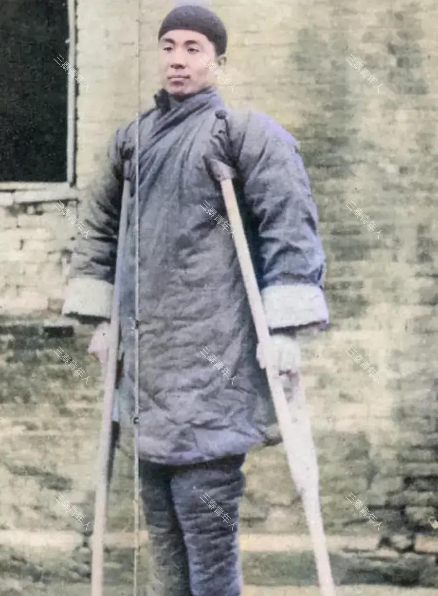 这是1940年，一张罕见而感人的老照片，镜头中的人是一名国军飞行员刘甫成。照