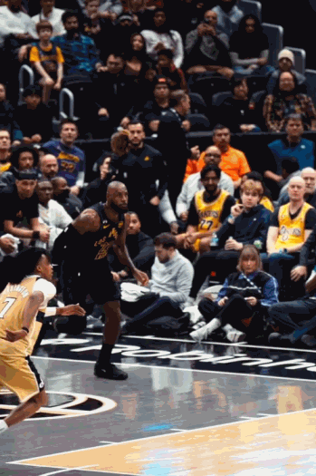 这还是人吗？？？41岁詹姆斯飞天遁地左手空接暴扣！湖人客场大胜奇才！41詹上演本