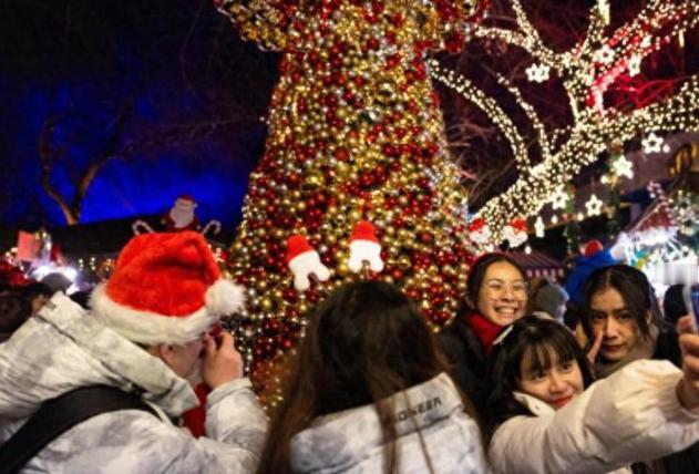 新加坡《联合早报》12月24日发文认为，圣诞节前夕，中国多地校园再次响起拒绝过洋