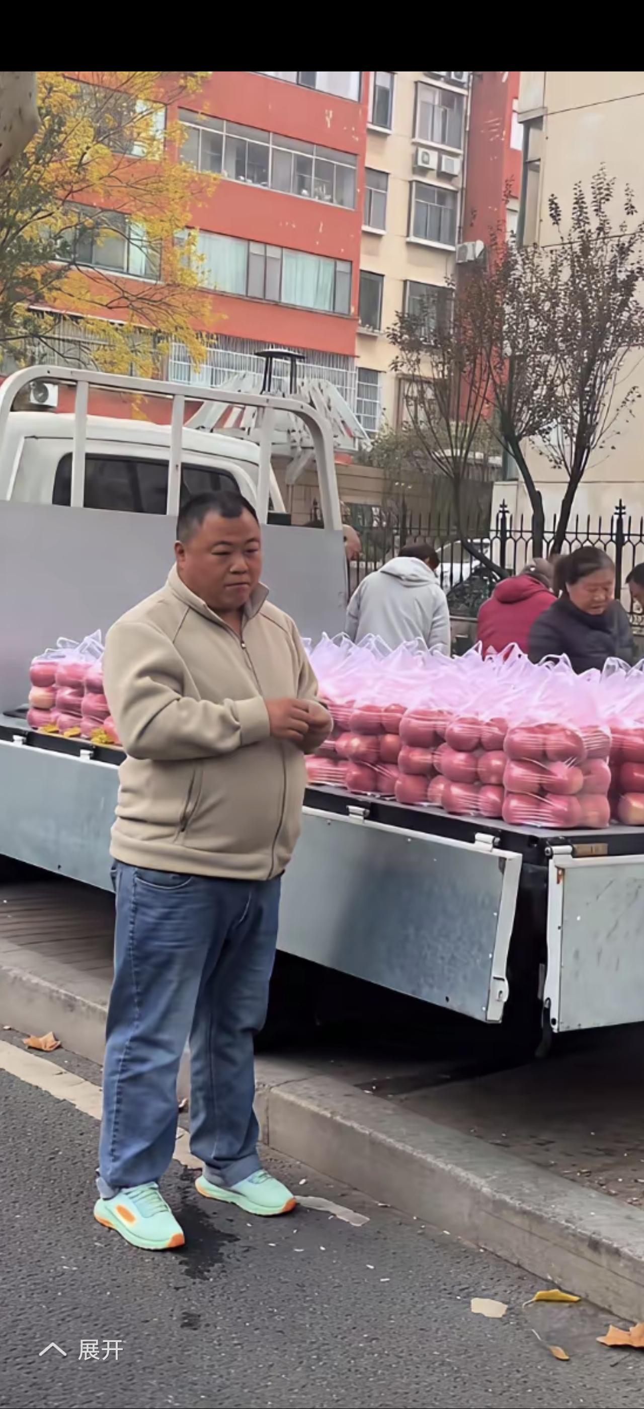 淄博“苹果哥”孟飞最近火出圈了！他卖苹果时把苹果一袋袋整齐摞放，像在“站军姿”，