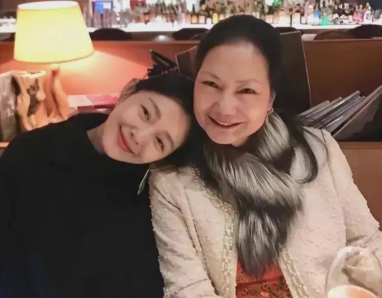 6月25日凌晨，S妈在社交媒体发布贴文：心肝宝贝你真的放弃娘了吗？大S（徐熙