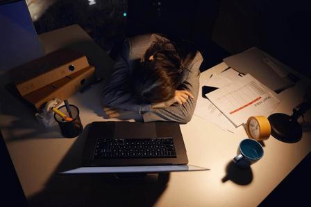为什么说“等退休”是一场巨大的人生骗局？很多人上班熬日子，心里死死攥着一个念