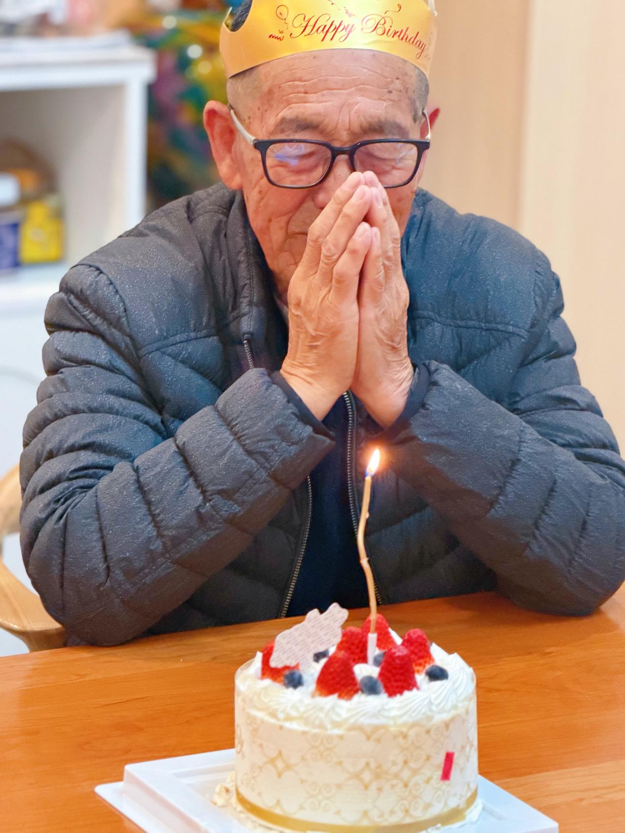 今天我爸过生日，八十七了。早上跟姐商量了下，说今年就不惊动大家了，晚上我过去