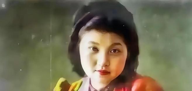 1942年，蒋经国情人章亚若被一针毒杀，她临死前对刚出生的双胞胎说：娘只是去睡一