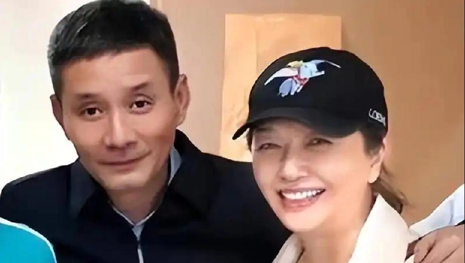 演员江珊的现任丈夫引发关注，其身份被证实为大家熟知的男演员田小洁，颜值被赞不输江