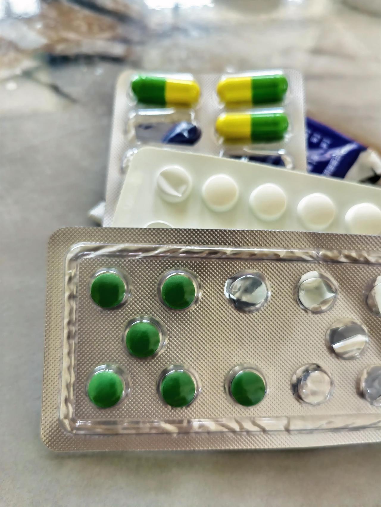 新冠病毒又来了吗？不小心感冒了。发低烧，流鼻涕，嗓子疼，浑身酸痛，没有一点儿