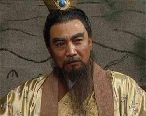 关羽的头颅，被放进檀木匣中，装上沉香，钉好盖子，由东吴差使押送至许都。送来时，是