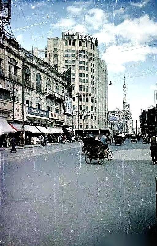 一到过年，上海爷叔阿姨们最关心的那笔钱，又要到账了。手机“嗡”地一震，短信进来