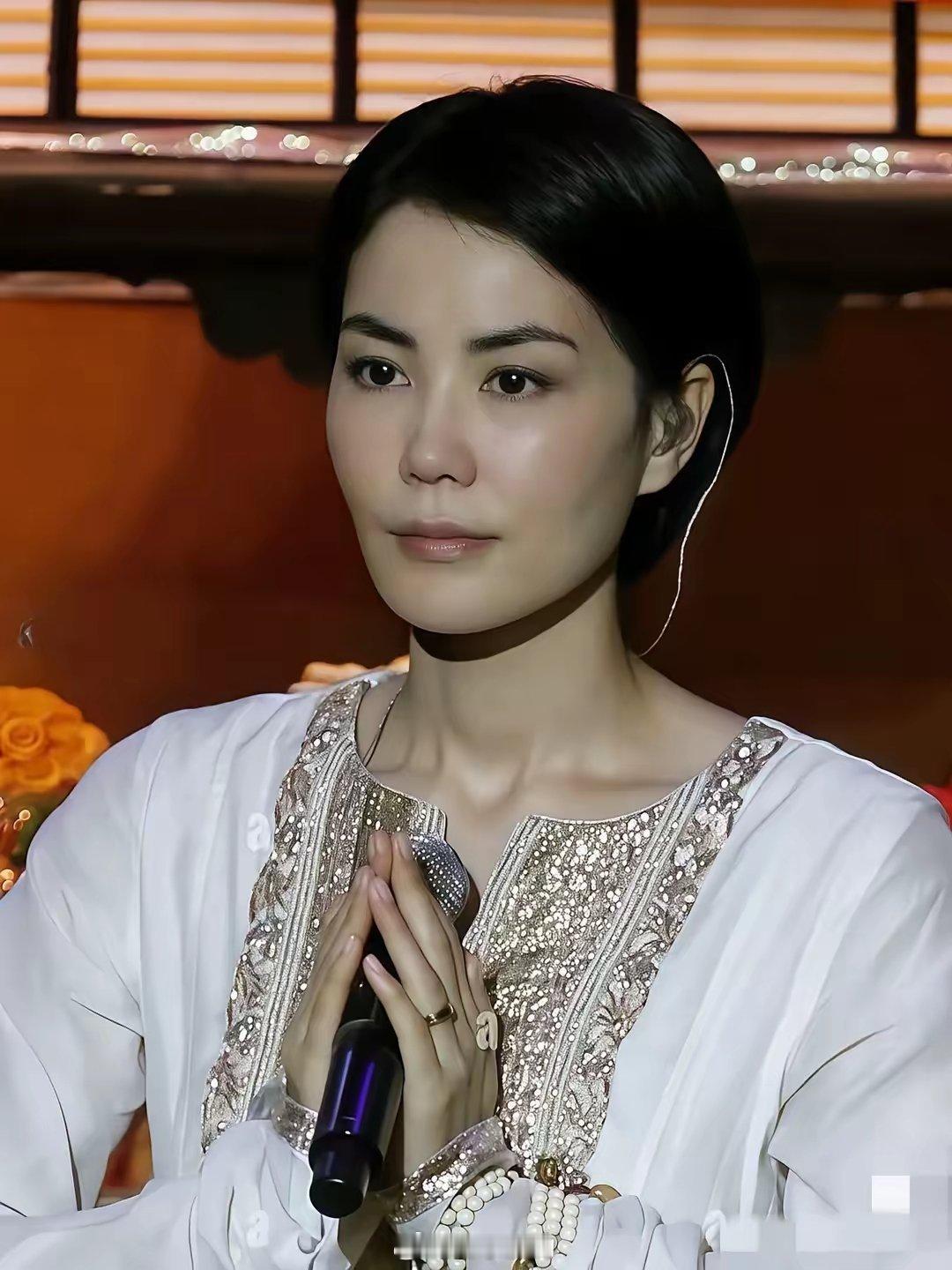 我给婆婆看了一下王菲的照片她突然说了一句话让我想不到我婆婆说：这个人年轻的时候是