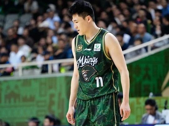 CBA最新消息：据知名篮球自媒体人付政浩发文：同曦男篮接下来应想办法赶在明年夏天
