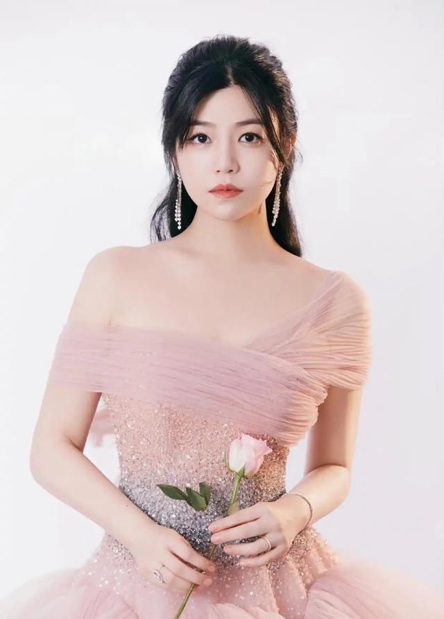 娱乐-陈妍希身高161cm,体重一直在44公斤。一次，主持人问陈妍希：“你是如何