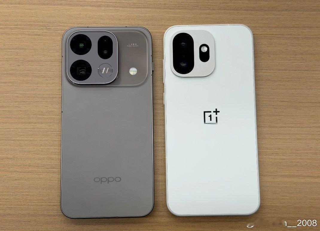 oppo对比一加15t，大家觉得哪个好看？