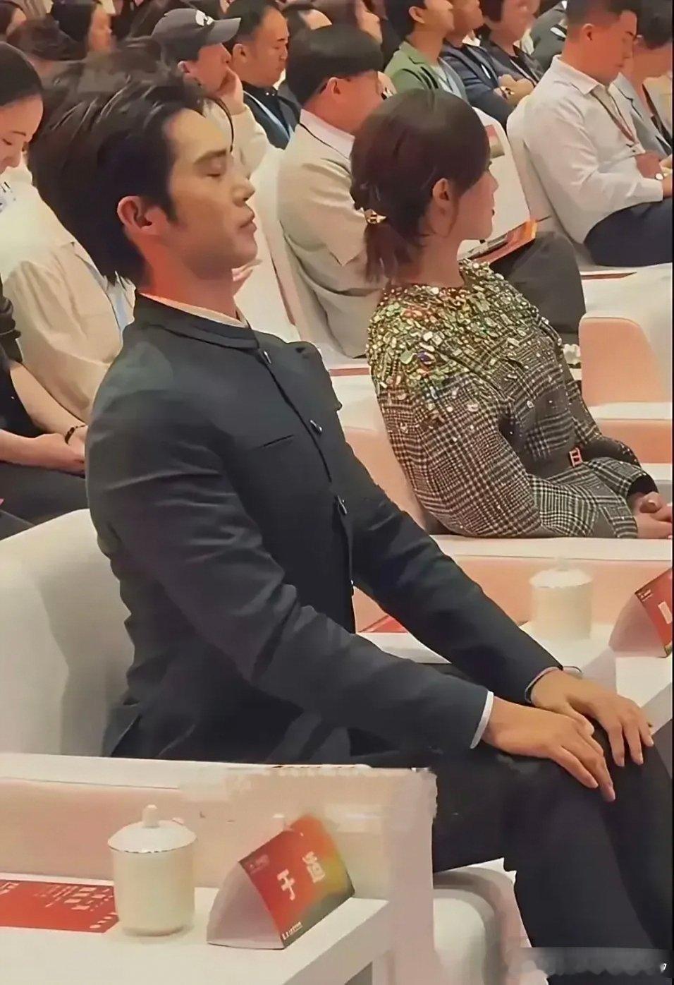 不怪旁边的小姐姐一脸尴尬，换我也是一样​​​