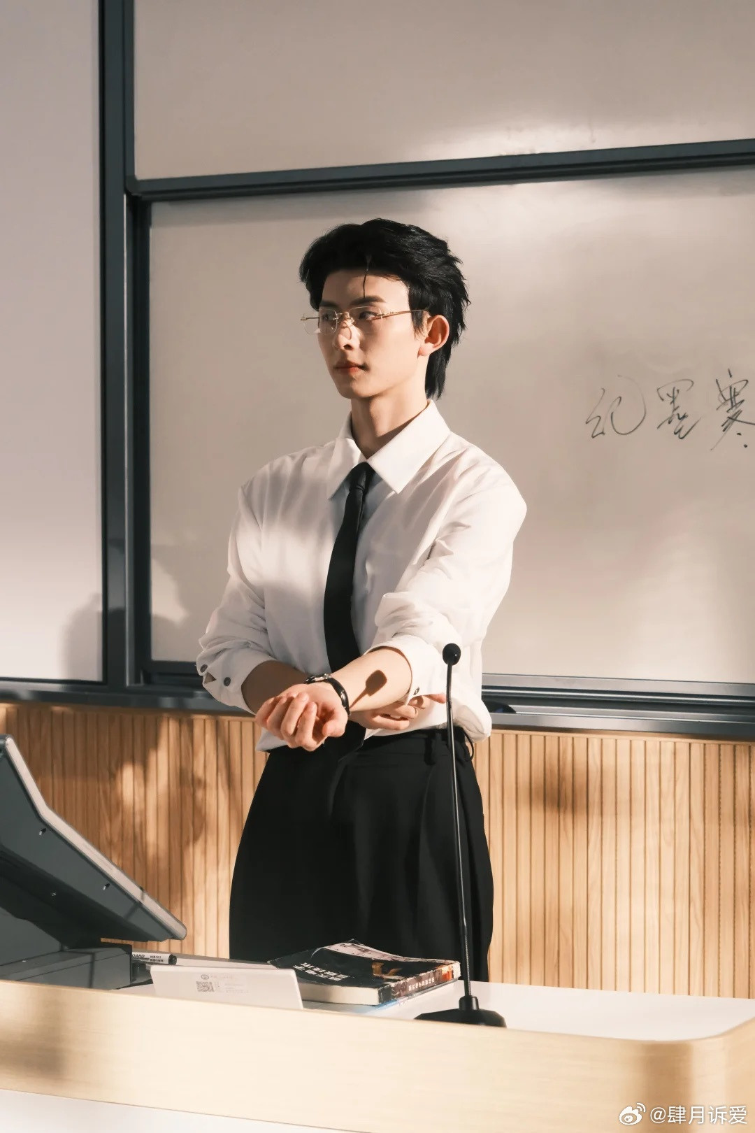 陈添祥百花奖红毯从造型到状态全部在线，陈添祥亮相百花奖红毯。纯黑西装简约大气，衬