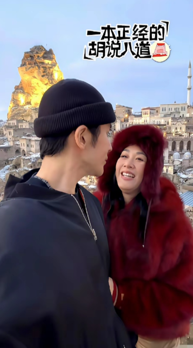 55岁的钟丽缇，牵着43岁的张伦硕，飞到土耳其坐热气球。枣红皮草一裹，照样撒娇索