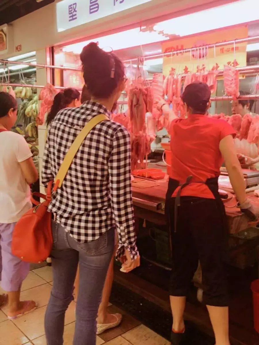 热点话题:张柏芝下楼给儿子买早餐背影显落寞