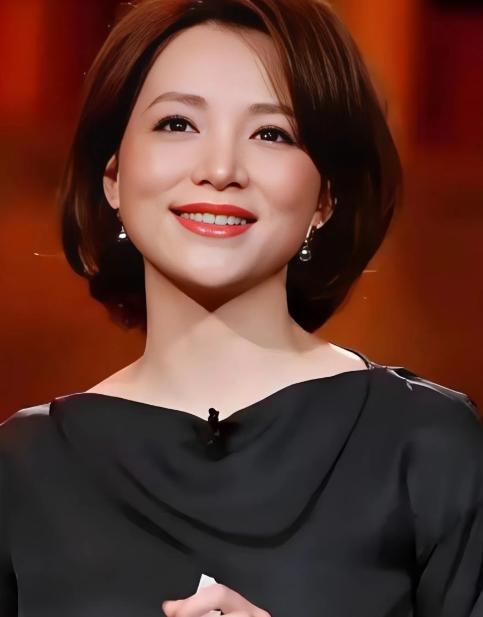 董卿丈夫密春雷坐上了被告席！7月9日，上海金融法院。密春雷坐在被告席上，对面