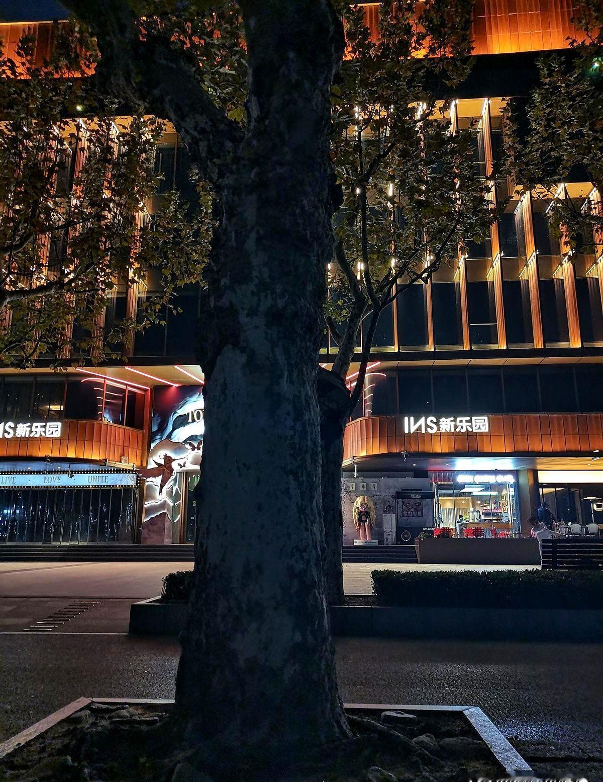 昨天晚上我跟女孩见面了。她欠了30多万的网贷，实在还不上了。想让我帮她。要