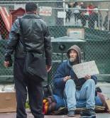 都说美国有一条“斩杀线”十分厉害，专对穷人下手，甚至有人给出数据，称年收入16万