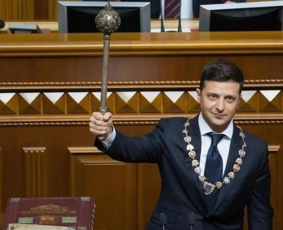 一位乌克兰人讲到自家总统时曾说：“我知道不少中国人觉得泽连斯基以前是喜剧演员