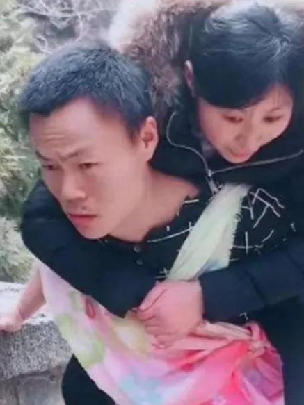 一场私奔悲剧，怎么反而被他过成三代人的体面？2008年，山东即墨的工厂里，穷