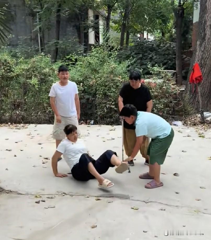 小故事！真没想到，这刘二蛋如此没教养。瞧见高锐她妈正在遛弯，刘二蛋走上