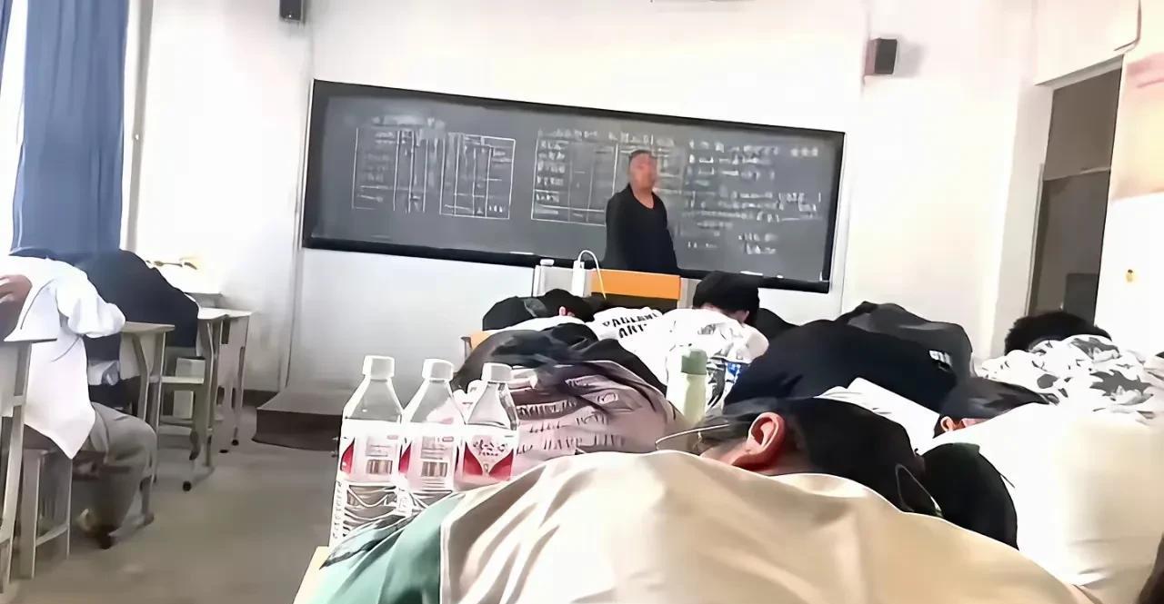 现在学校老师有老师的难处。老师：我讲我的，你睡你的；我讲了，已经尽到了我当老师的
