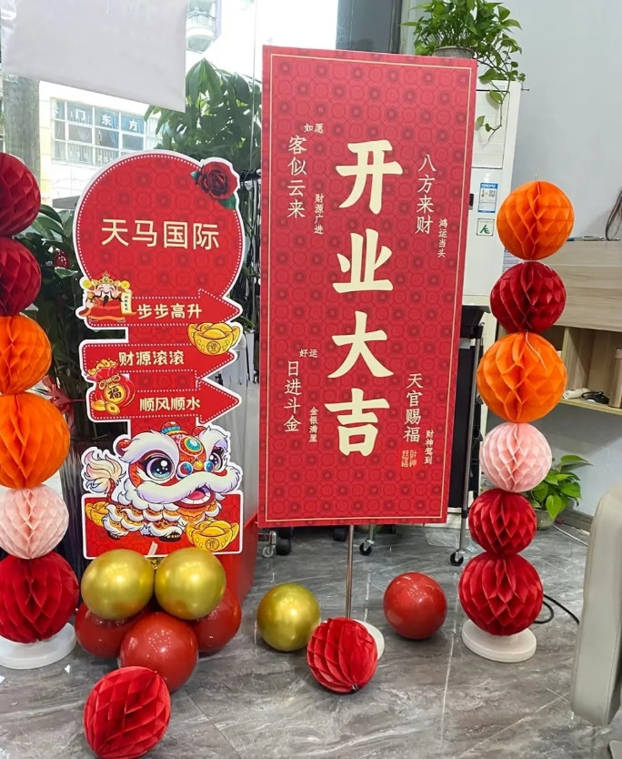 老同学饭馆开业，我带家人一起去喝酒，临走时我被同学老婆拦住了说不好意思，你们这桌
