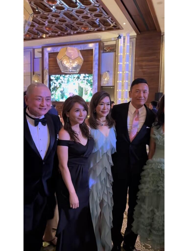 汤镇业的大女儿汤爱嘉，在香港尖沙咀瑰丽酒店举办婚礼，这场婚宴星光熠熠，集结大半港