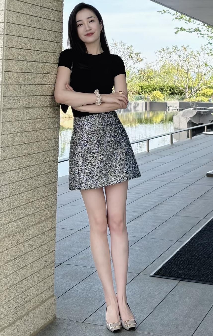 我赞美你你如同洁白的茉莉，清雅优美，又宛如绽放的牡丹，华丽绝伦。你像柳枝