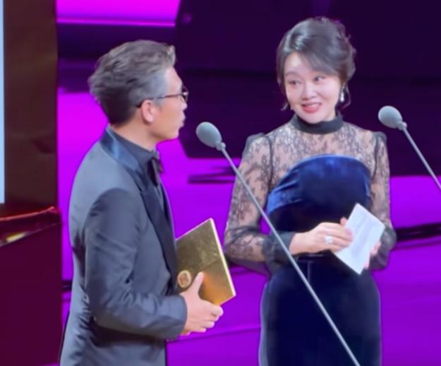 闫妮这是又进入微醺状态了吗？第35届飞天奖颁奖典礼上，李乃文刚开口说“好久没见”