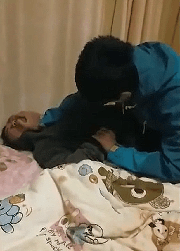 男孩为了玩手机和自己亲妈动手, 网友纷纷责怪母亲