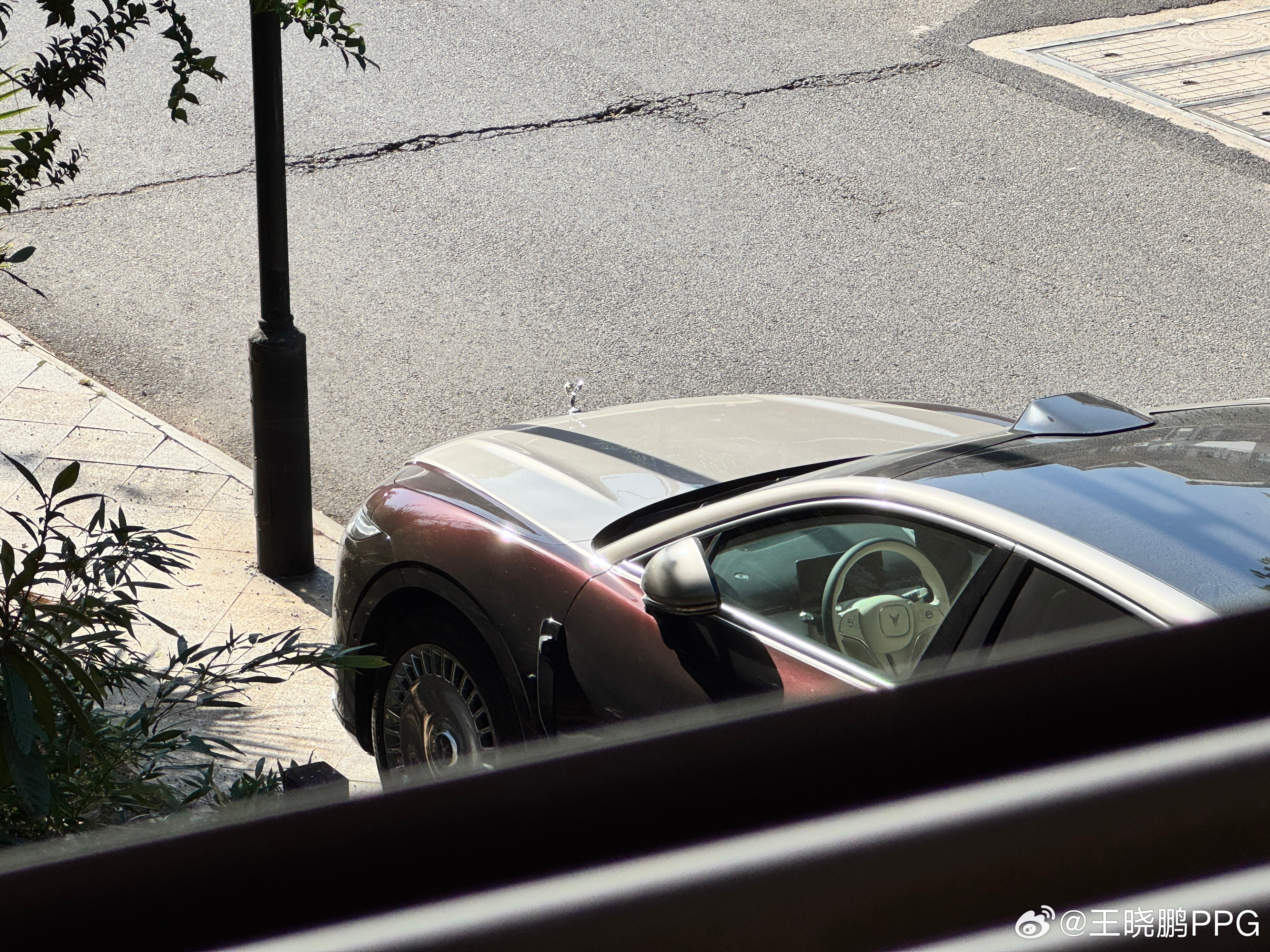 对不起朋友们，我眼花了，我楼下停了一台劳嘛？帮我辨认一下